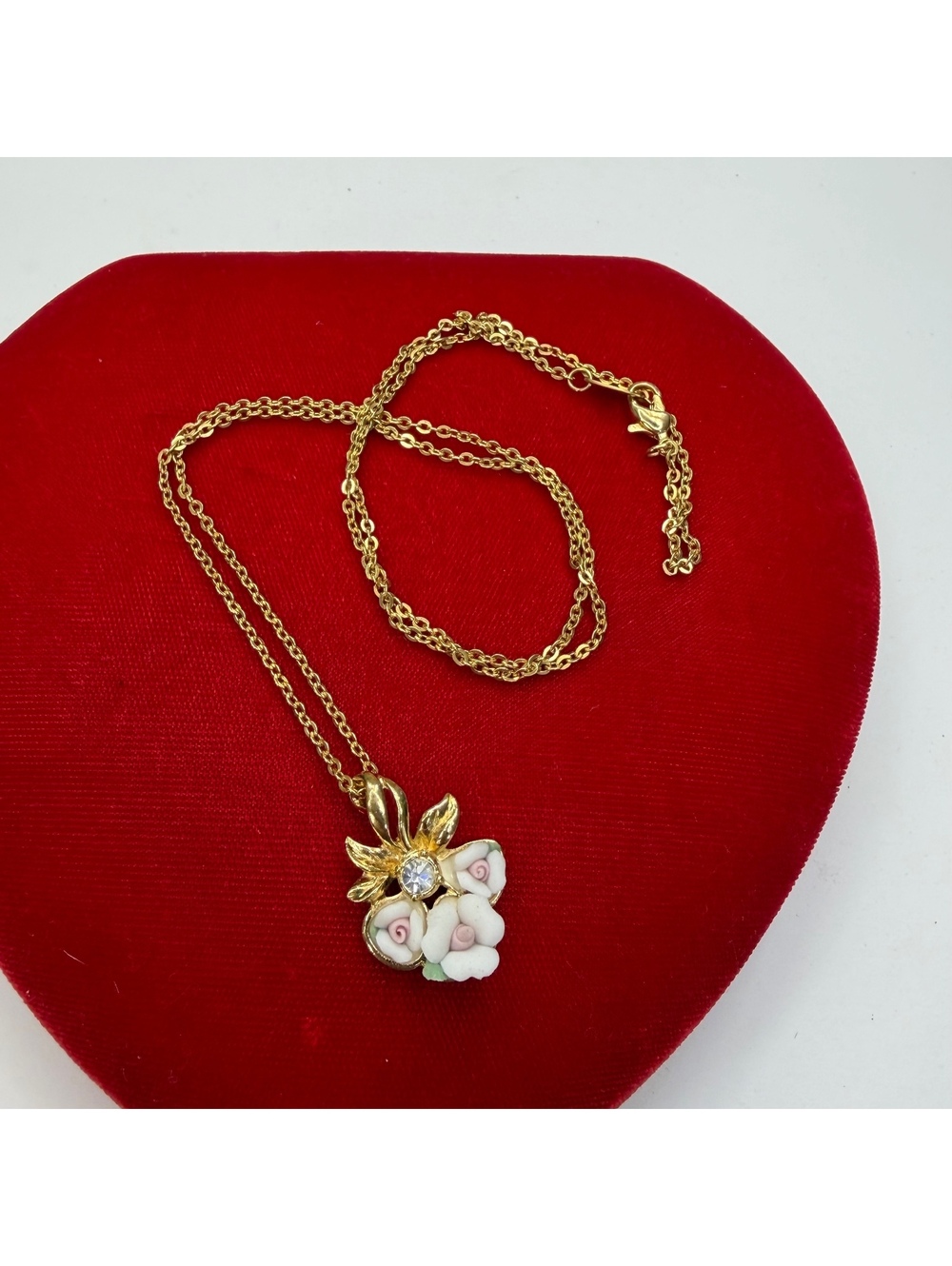 Dainty porcelain floral Avon necklace vintage 90s/y2k